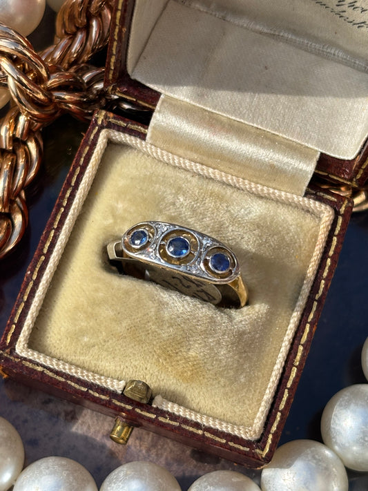 Art Deco Diamond and Sapphire Ring in 18K Gold & Platinum – A Timeless Vintage Masterpiece