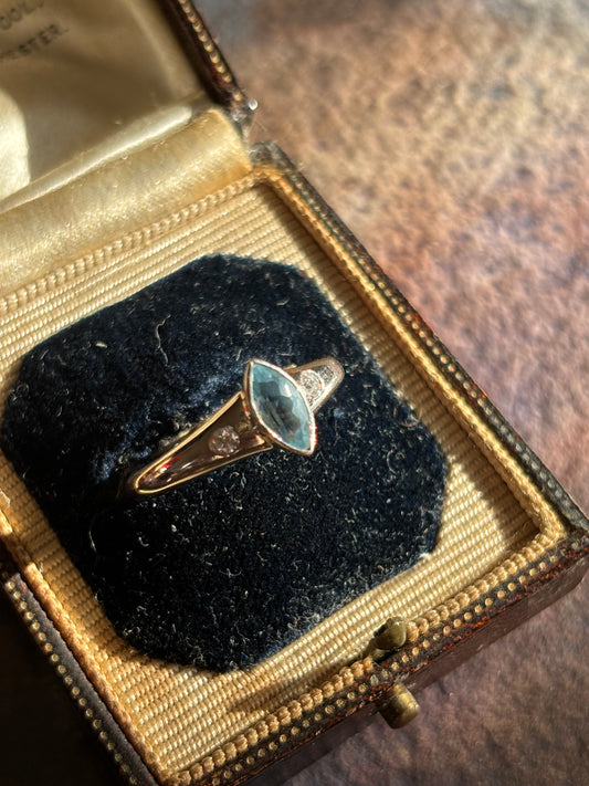 Vintage Aquamarine and Diamond Ring in 18K Gold – A Timeless Fusion of Elegance and Light