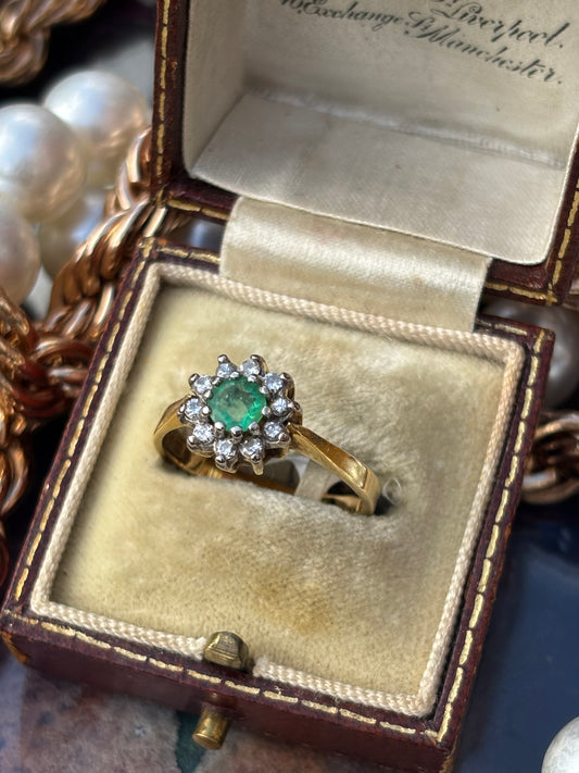 Vintage Colombian Emerald and Diamond Ring in 18K Gold – A Timeless Jewel of Distinction