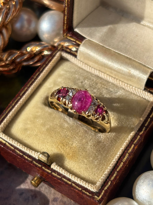 Vintage Ruby and Diamond Ring in 18K Gold – A Classic Expression of Elegance