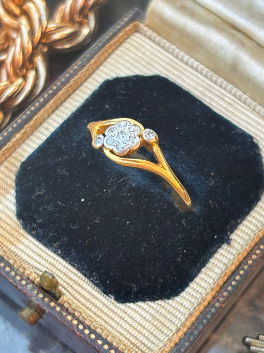 Delicate Vintage 18k & Diamond Daisy Ring