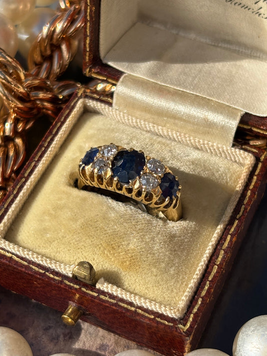 Vintage Blue Sapphire and Diamond Ring in 18K Gold – A Timeless Treasure of Elegance