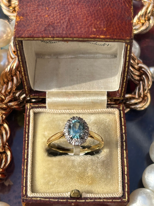 Natural Aquamarine and Diamond Vintage Ring in 18K Gold – A Timeless Expression of Grace