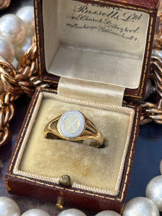 Cross Sword Signet Ring in 18K Gold – A Bold Symbol of Strength and Elegance