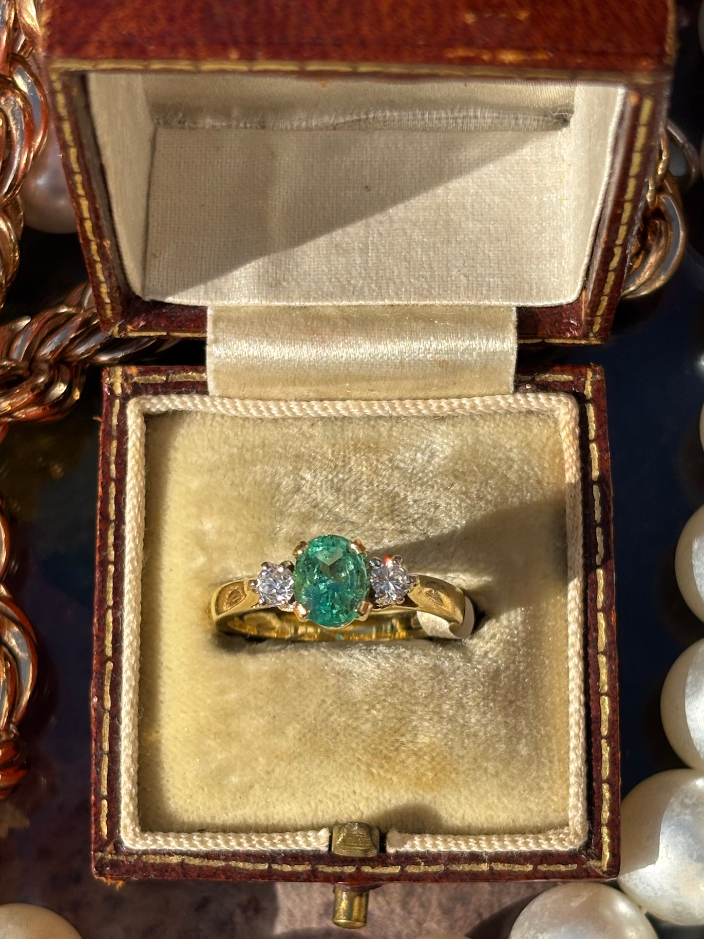 Vintage Colombian Emerald and Diamond Ring in 18K Gold – A Timeless Gem of Luxury
