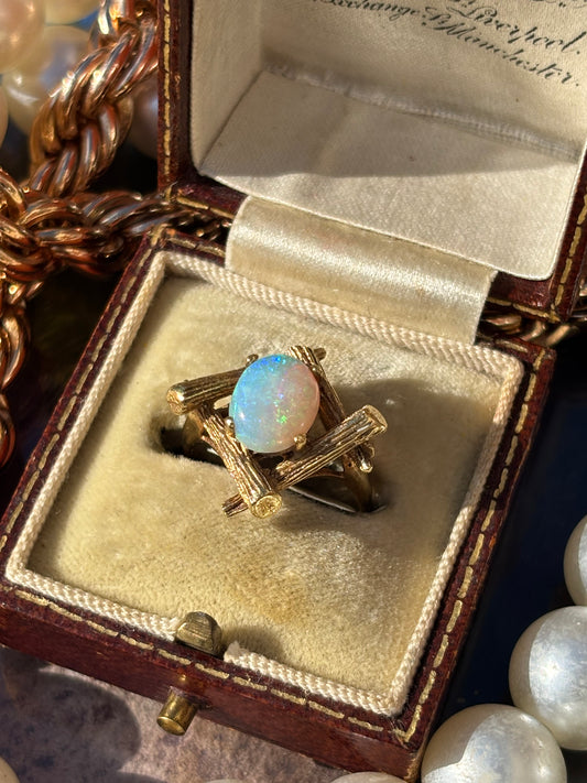 Radiant Vintage Australian Opal Ring in 18K Gold – A Play of Light and Color