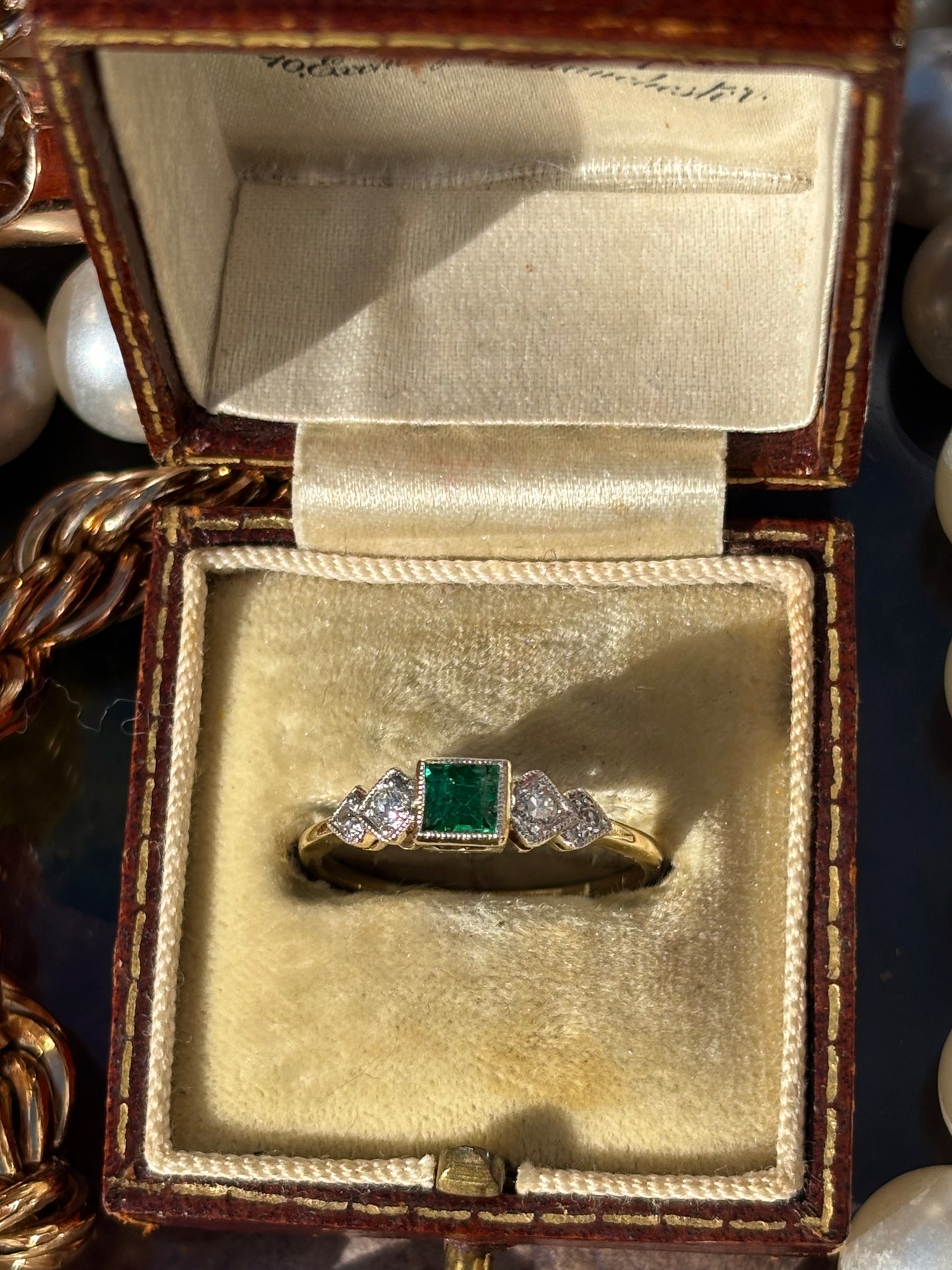 Vintage Art Deco Colombian Emerald and Diamond Ring in 18K Gold – A Masterpiece of Timeless Elegance