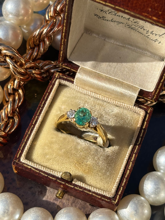 Vintage Colombian Emerald and Diamond Ring in 18K Gold – A Timeless Gem of Luxury