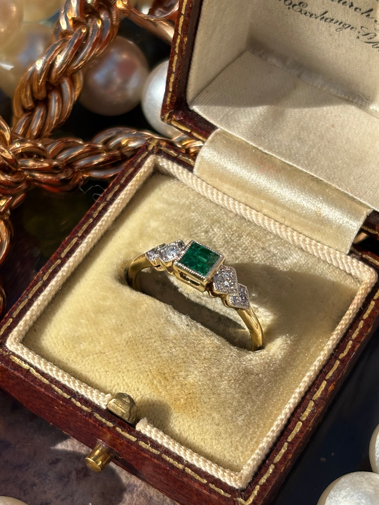 Vintage Art Deco Colombian Emerald and Diamond Ring in 18K Gold – A Masterpiece of Timeless Elegance