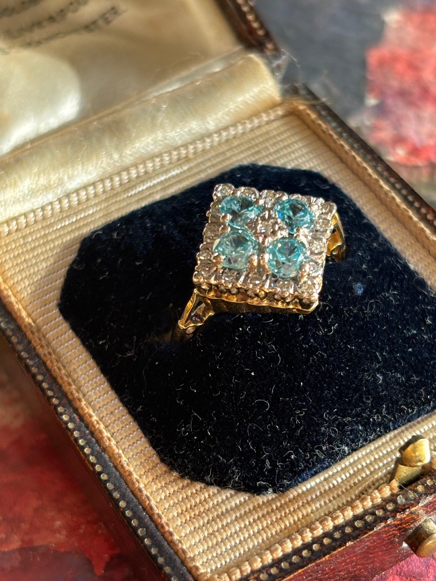 Vintage 18K Gold Blue Zircon and Diamond Ring – A Brilliant Expression of Timeless Elegance