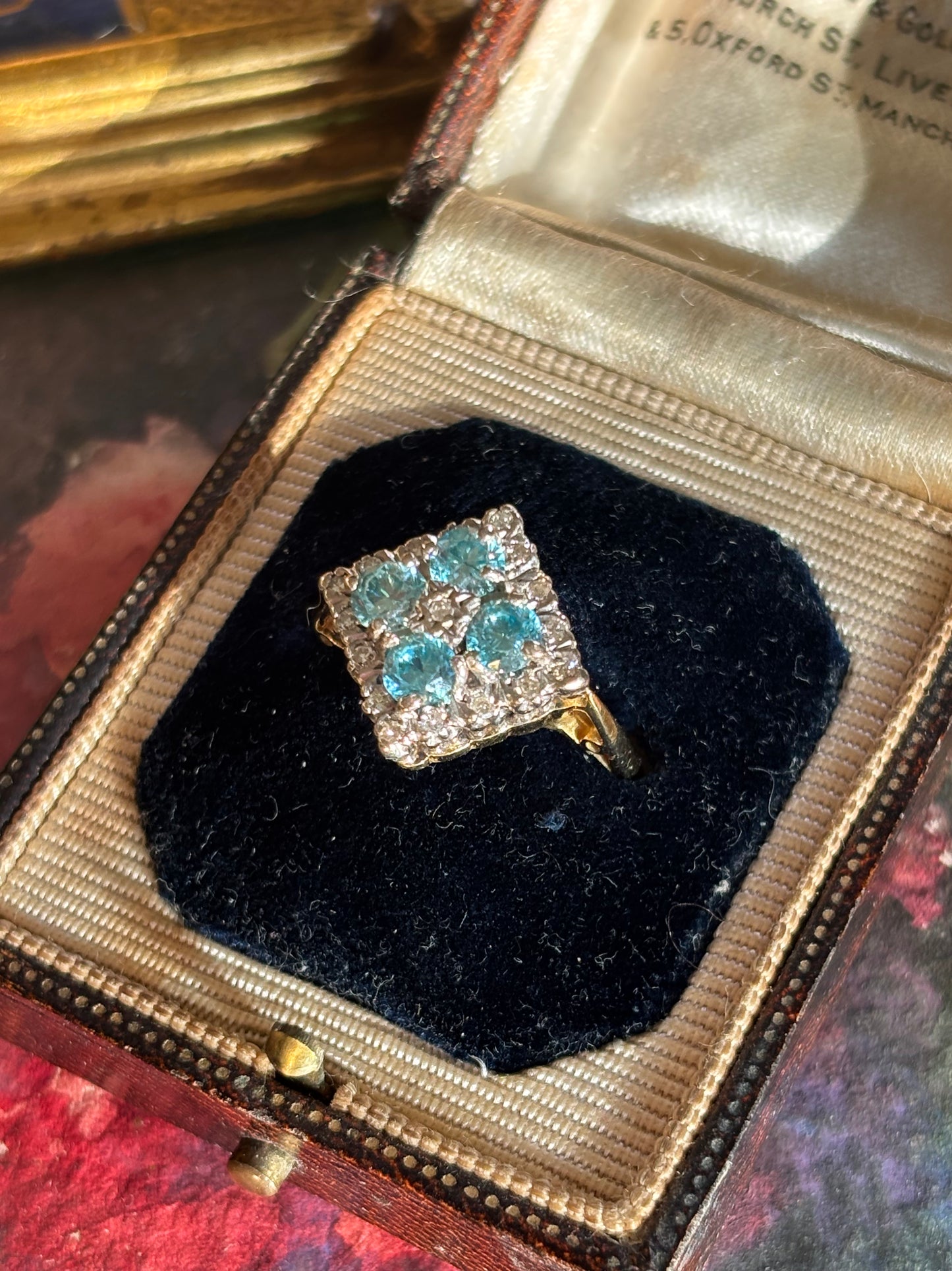 Vintage 18K Gold Blue Zircon and Diamond Ring – A Brilliant Expression of Timeless Elegance