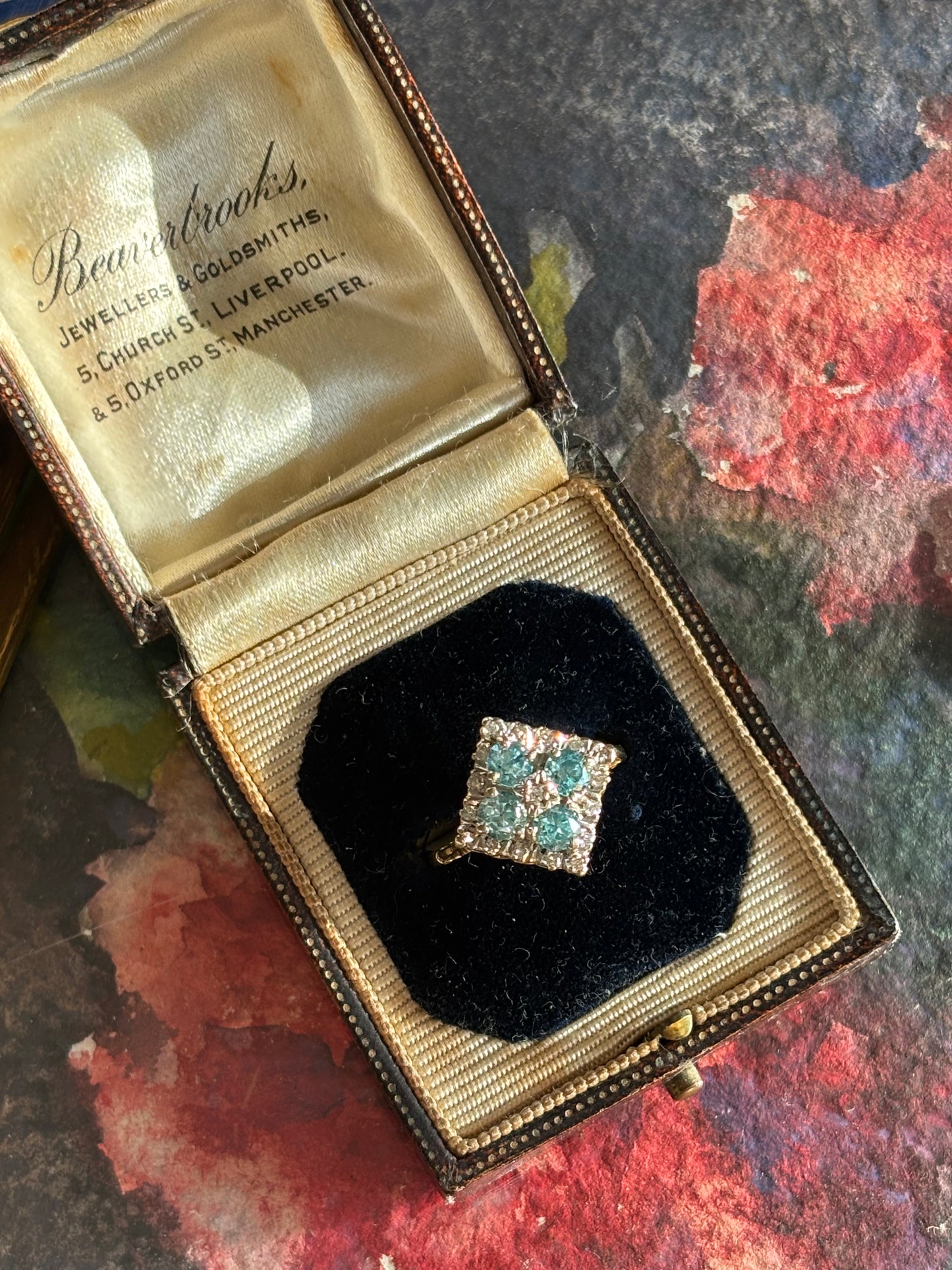 Vintage 18K Gold Blue Zircon and Diamond Ring – A Brilliant Expression of Timeless Elegance