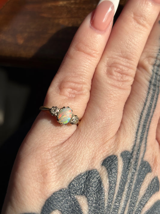Radiant Vintage Australian Opal Ring in 18K Gold – A Play of Light and Color