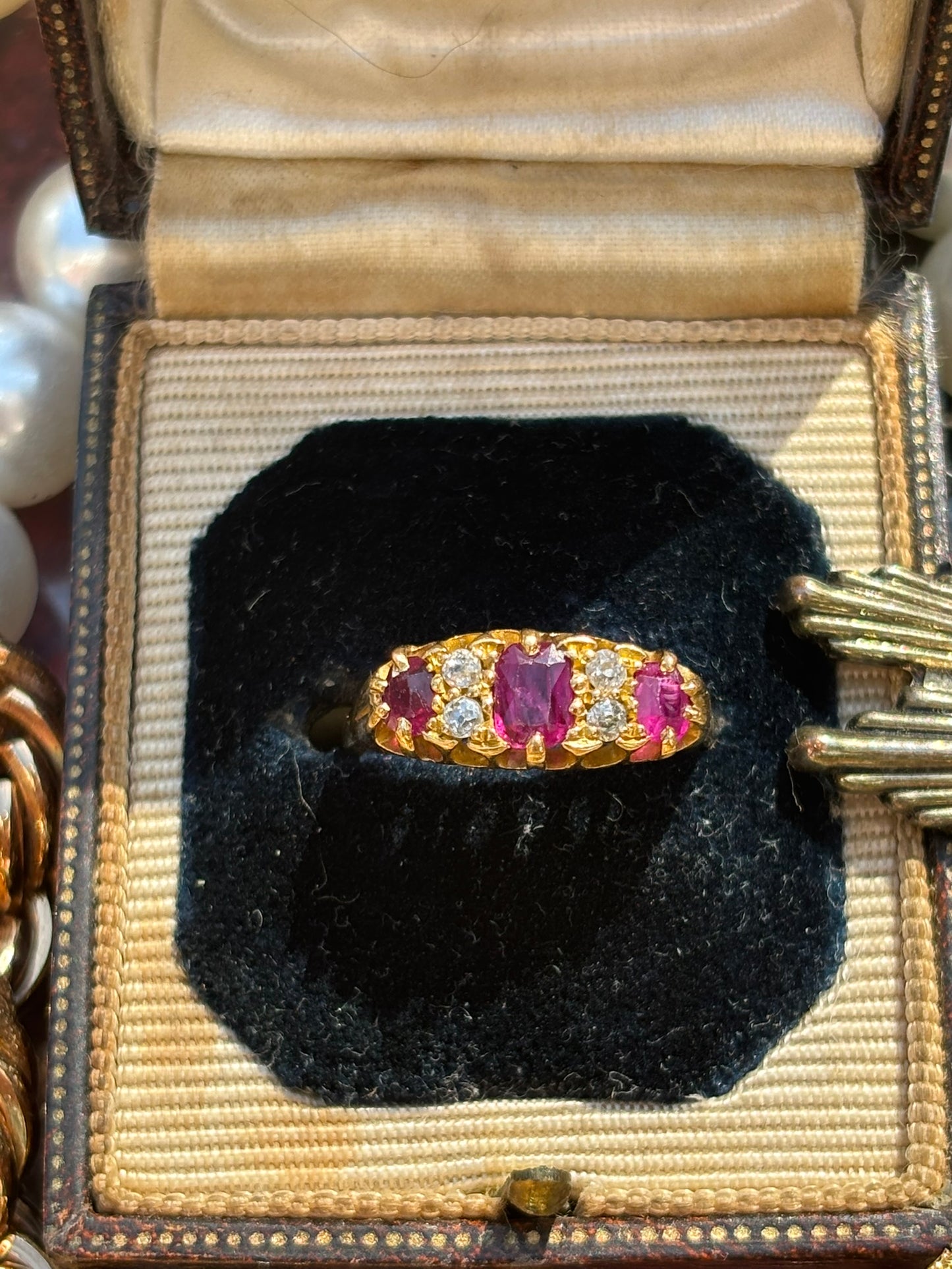 Vintage Ruby and Diamond Ring in 18K Gold – A Classic Expression of Elegance