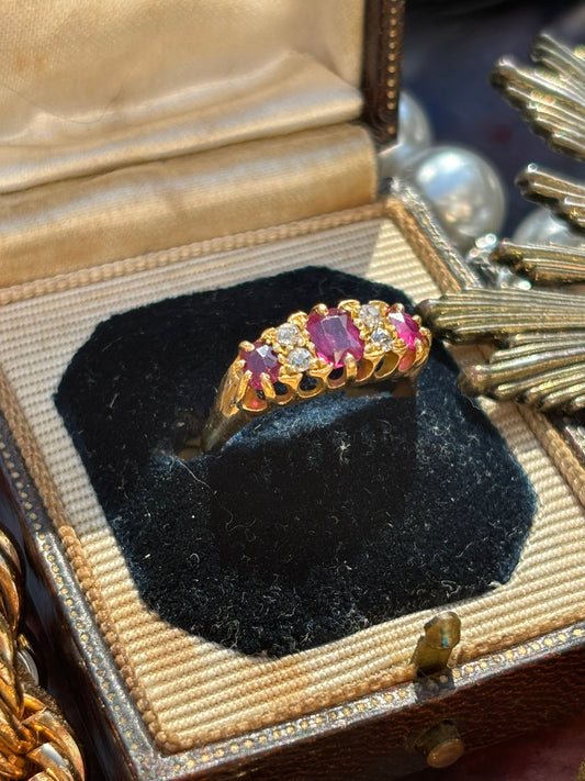 Vintage Ruby and Diamond Ring in 18K Gold – A Classic Expression of Elegance