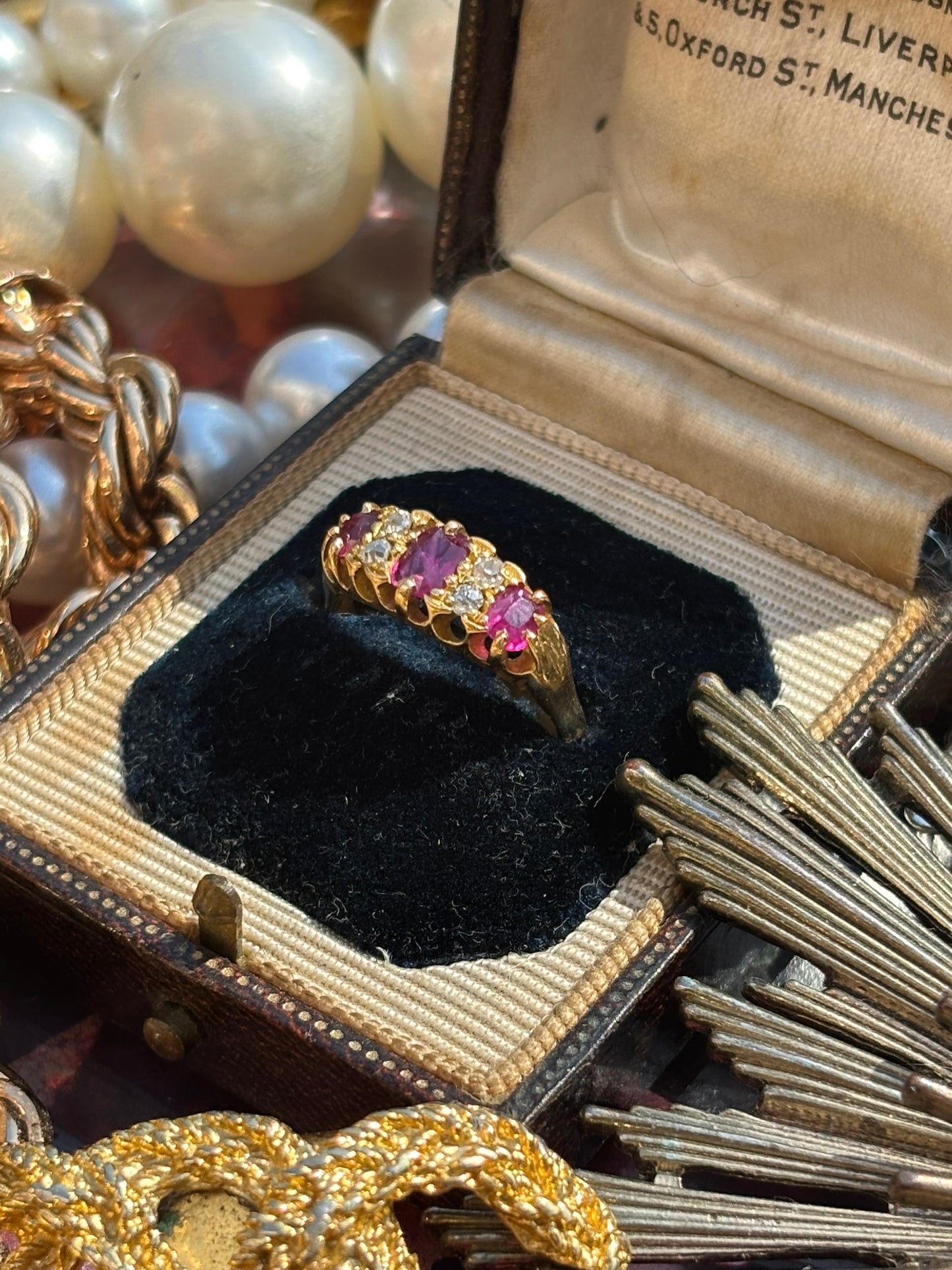 Vintage Ruby and Diamond Ring in 18K Gold – A Classic Expression of Elegance
