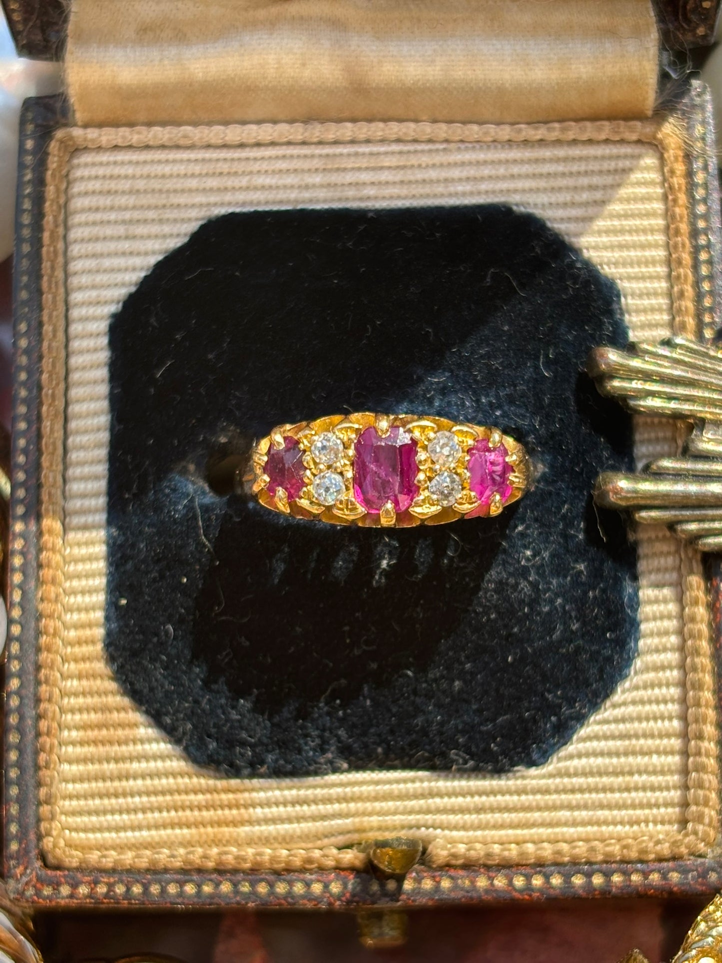 Vintage Ruby and Diamond Ring in 18K Gold – A Classic Expression of Elegance