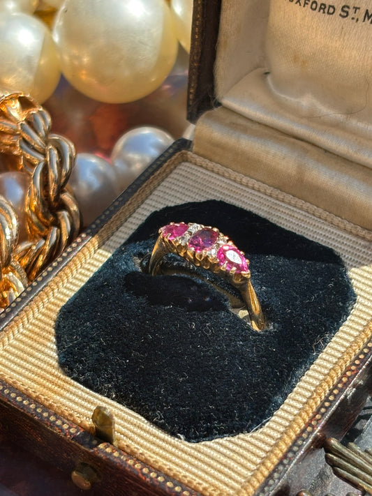 Vintage Ruby and Diamond Ring in 18K Gold – A Classic Expression of Elegance