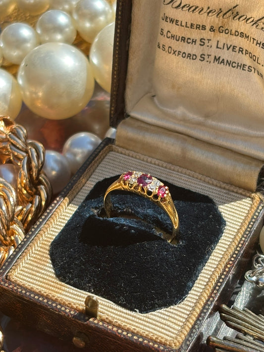 Vintage Ruby and Diamond Ring in 18K Gold – A Classic Expression of Elegance