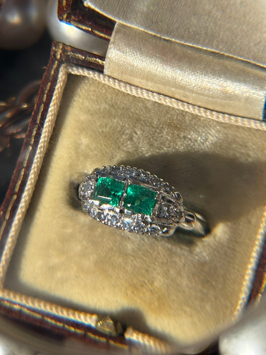 Natural Colombian Emerald and Diamond Ring in 18K Gold – A Classic Symbol of Elegance (Copy)