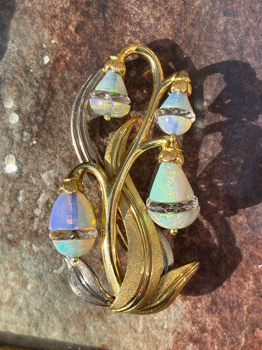 Radiant Vintage Australian Opal Broach in 18K Gold – A Play of Light and Color