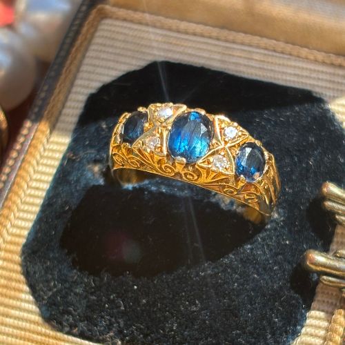 Vintage 18k Natural Sapphire & Diamond Ring