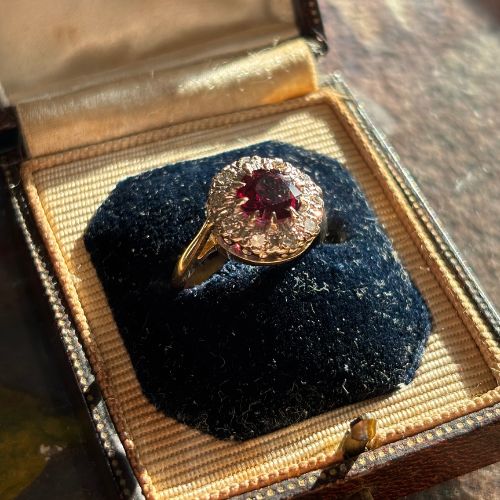 Vintage 18k Natural Almandine Garnet & Diamond Ring