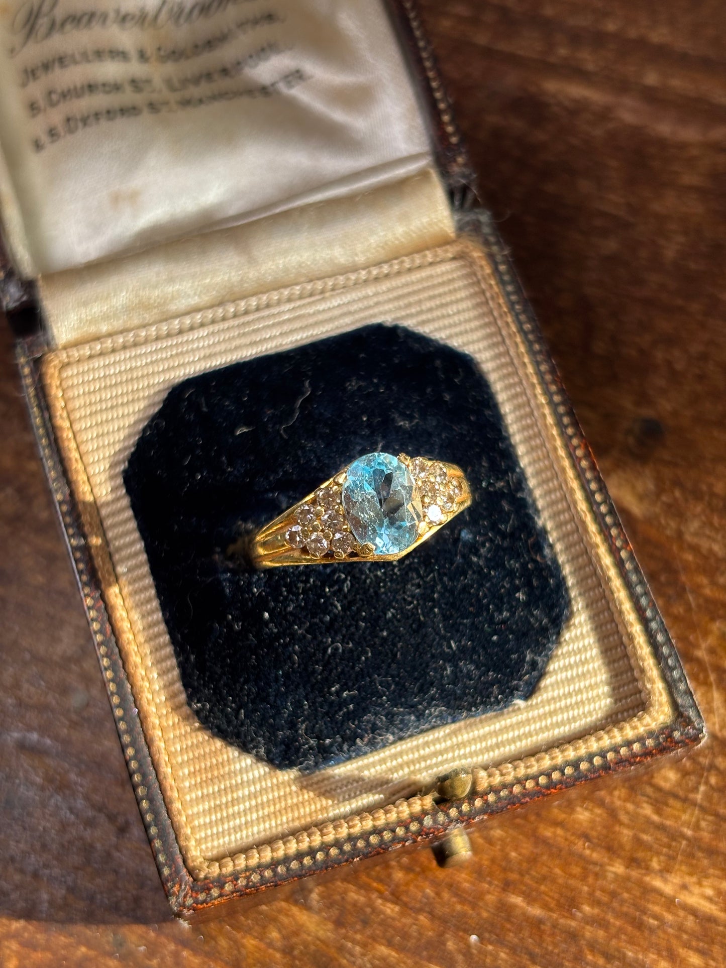 Natural Aquamarine and Diamond Vintage Ring in 18K Gold – A Timeless Expression of Grace