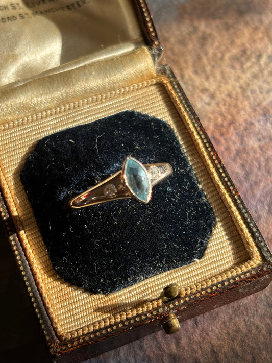 Vintage Aquamarine and Diamond Ring in 18K Gold – A Timeless Fusion of Elegance and Light
