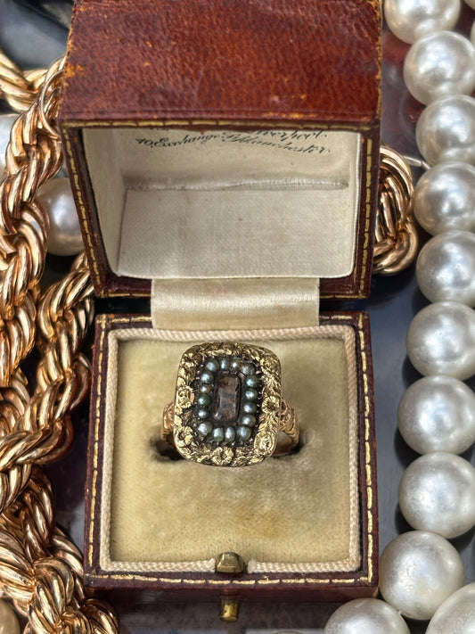 Vintage Seed Pearl Ring in 9K Gold – A Delicate Touch of Timeless Elegance