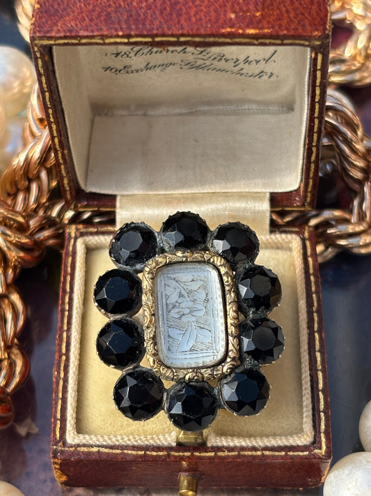 Black Jet and Carved Silver Mourning Ring in 9K Gold – A Rare Echo of Victorian Elegance