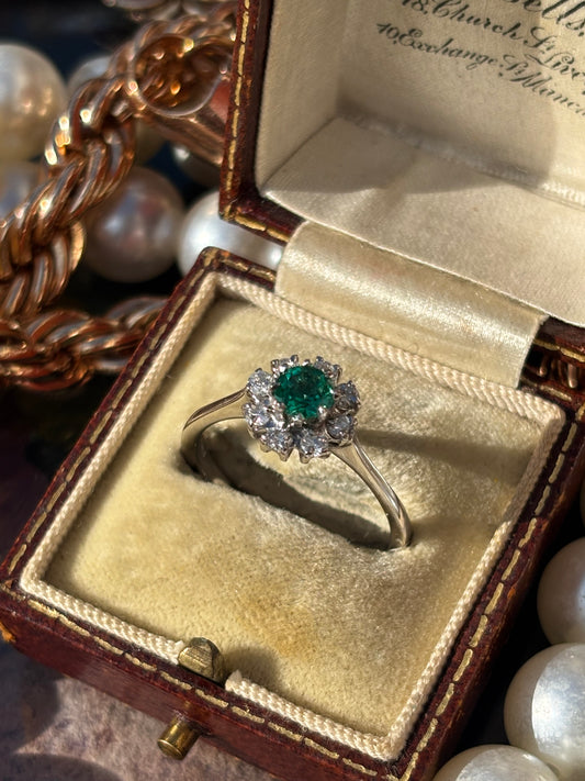 Natural Colombian Emerald and Diamond Ring in 18K Gold – A Classic Symbol of Elegance
