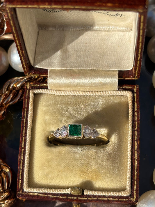 Vintage Art Deco Colombian Emerald and Diamond Ring in 18K Gold – A Masterpiece of Timeless Elegance