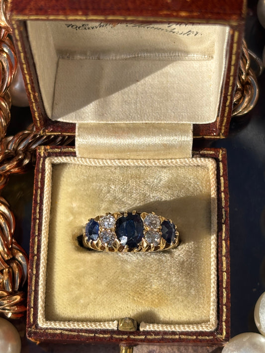 Vintage Blue Sapphire and Diamond Ring in 18K Gold – A Timeless Treasure of Elegance
