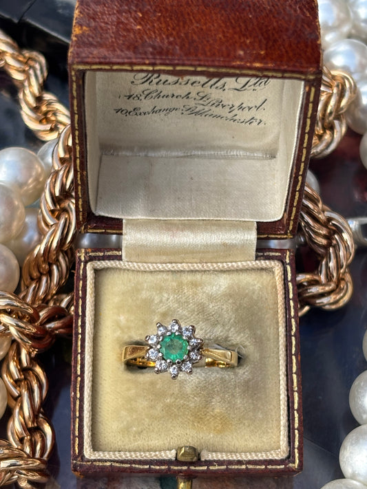 Vintage Colombian Emerald and Diamond Ring in 18K Gold – A Timeless Jewel of Distinction