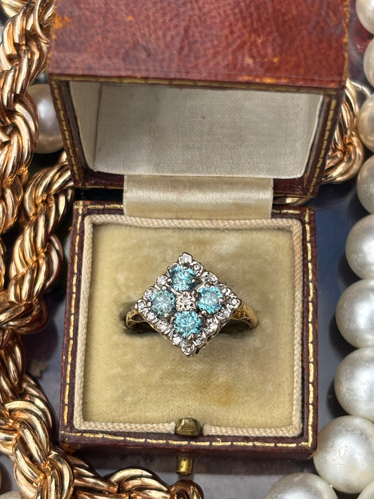 Vintage 18K Gold Blue Zircon and Diamond Ring – A Brilliant Expression of Timeless Elegance
