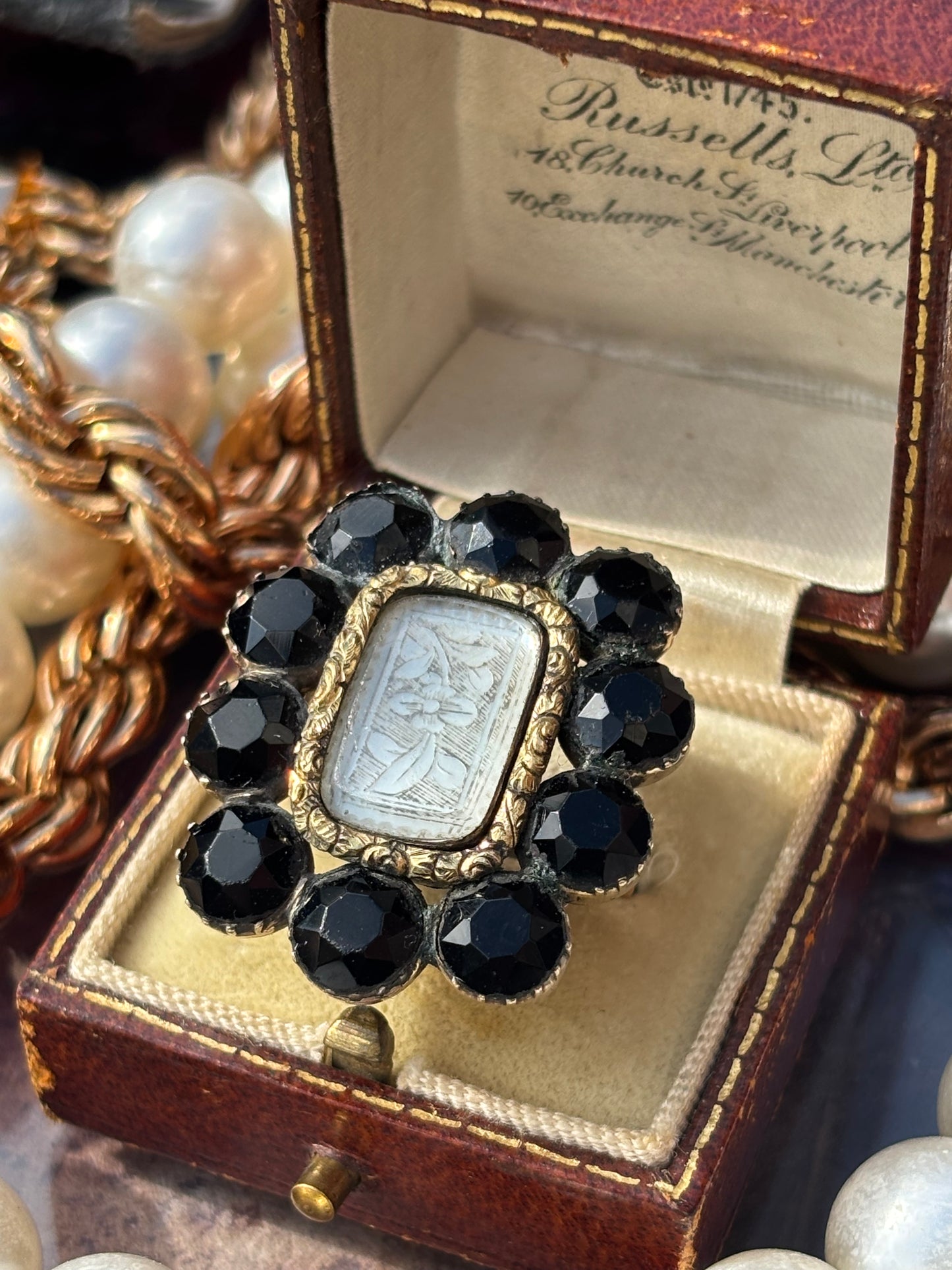 Black Jet and Carved Silver Mourning Ring in 9K Gold – A Rare Echo of Victorian Elegance