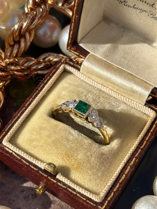 Vintage Art Deco Colombian Emerald and Diamond Ring in 18K Gold – A Masterpiece of Timeless Elegance