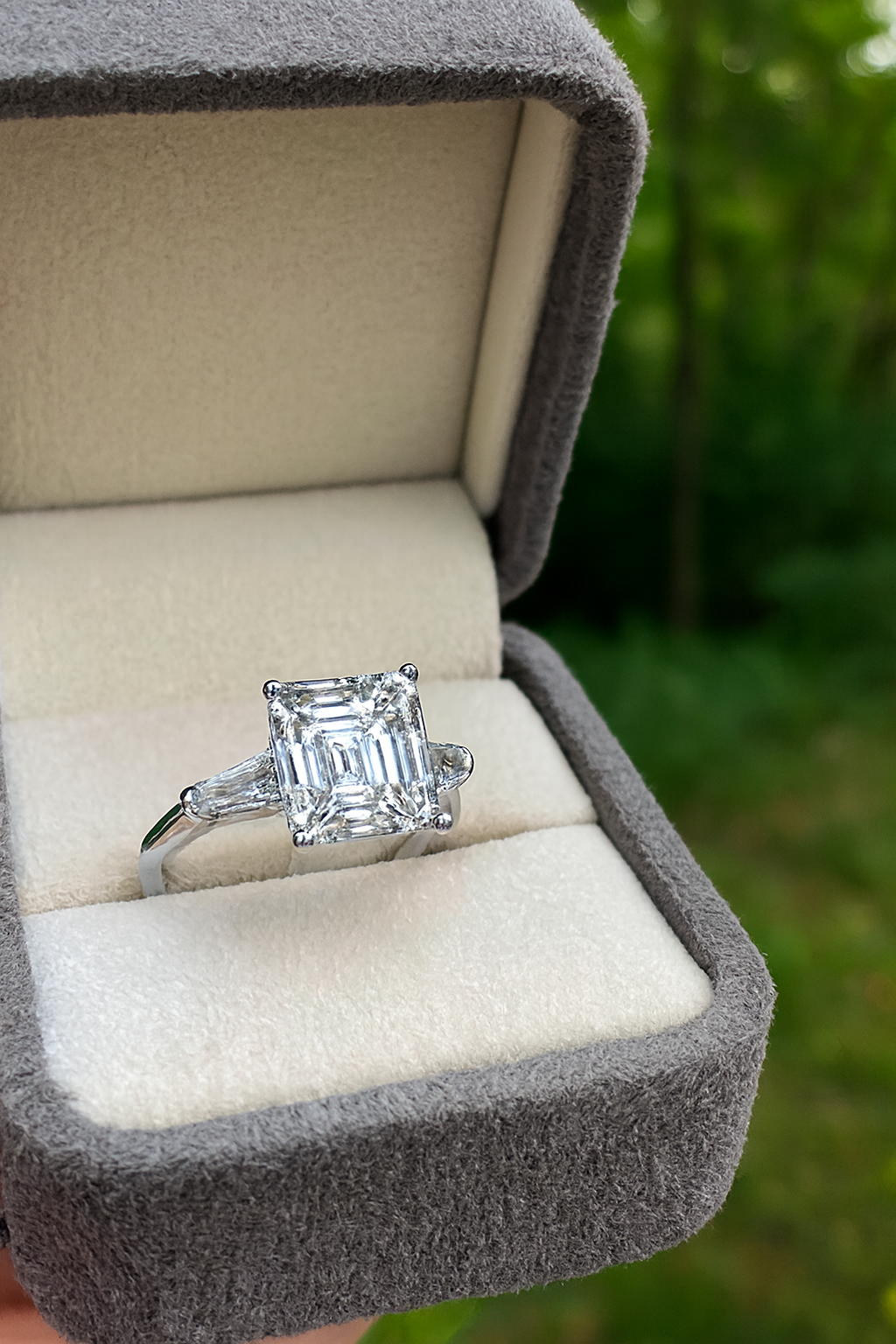 IGI CERTIFIED 2.50CT ASSCHER & DIAMOND TRILOGY RING PLATINUM