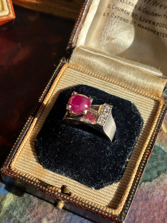 Vintage Retro Ruby and Diamond Ring in 18K Gold – A Classic Expression of Elegance