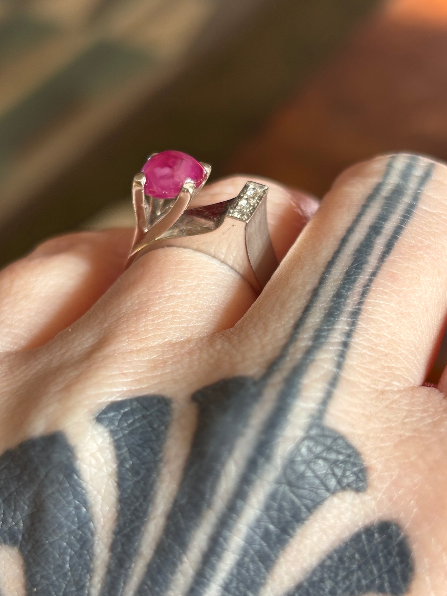Vintage Retro Ruby and Diamond Ring in 18K Gold – A Classic Expression of Elegance