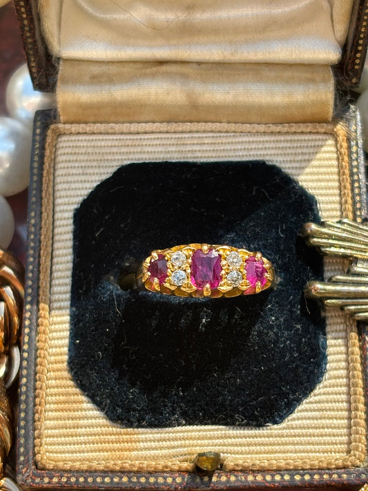 Vintage Ruby and Diamond Ring in 18K Gold – A Classic Expression of Elegance