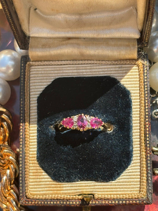 Vintage Ruby and Diamond Ring in 18K Gold – A Classic Expression of Elegance