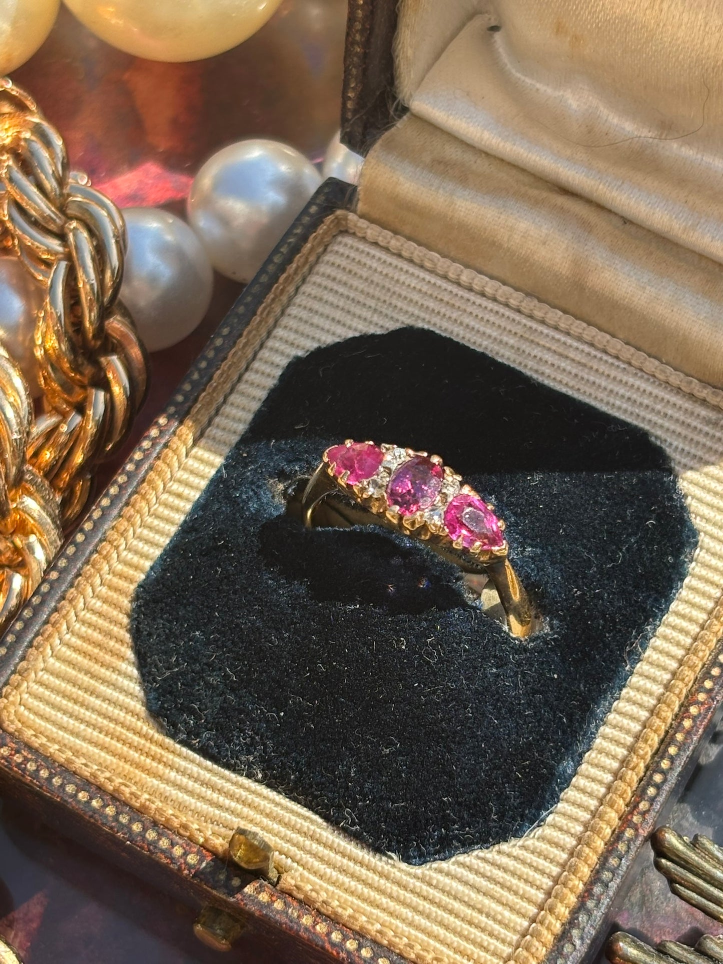Vintage Ruby and Diamond Ring in 18K Gold – A Classic Expression of Elegance