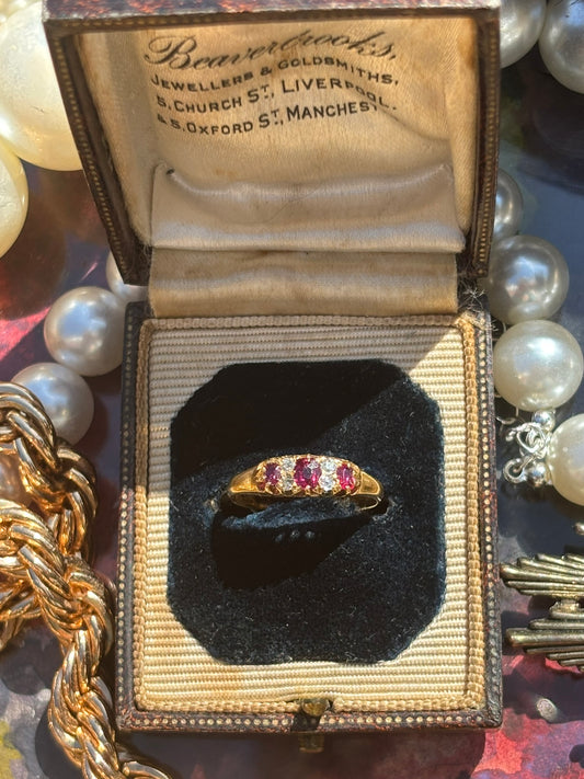 Vintage Ruby and Diamond Ring in 18K Gold – A Classic Expression of Elegance