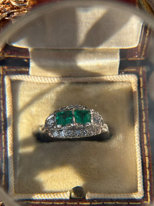 Natural Colombian Emerald and Diamond Ring in 18K Gold – A Classic Symbol of Elegance (Copy)